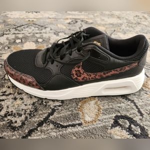 Women's 9.5 Nike Air Max in black/cheetah